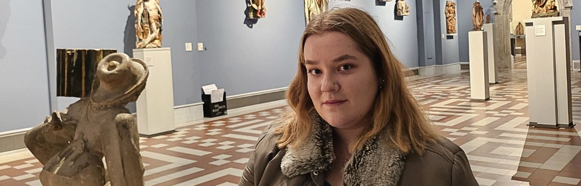 Gabriela in a museum