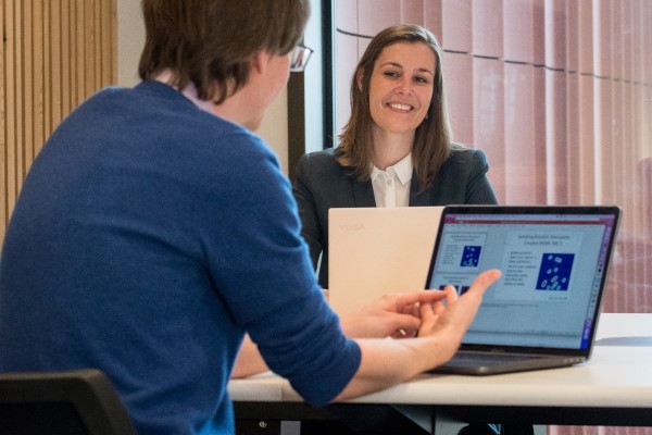 Two psychology researchers in the workplace