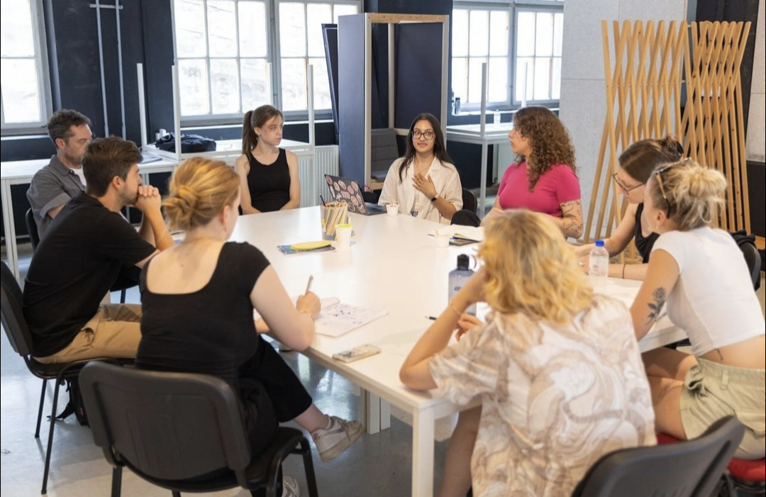 Group of students debating the topic of subversive realities