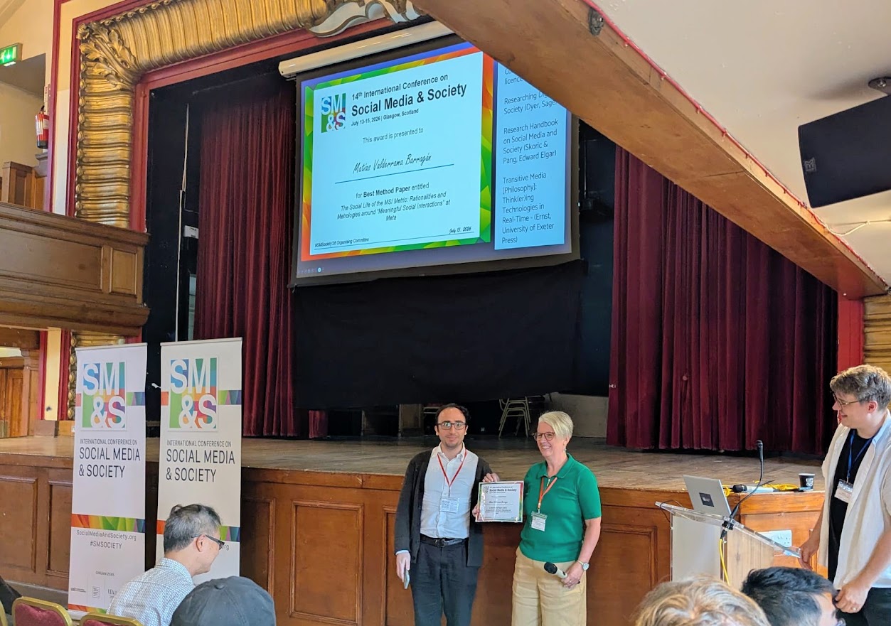 Matías Valderrama Barragán receiving the Best Methods Paper Award at the 2026 Social Media & Society Conference.
