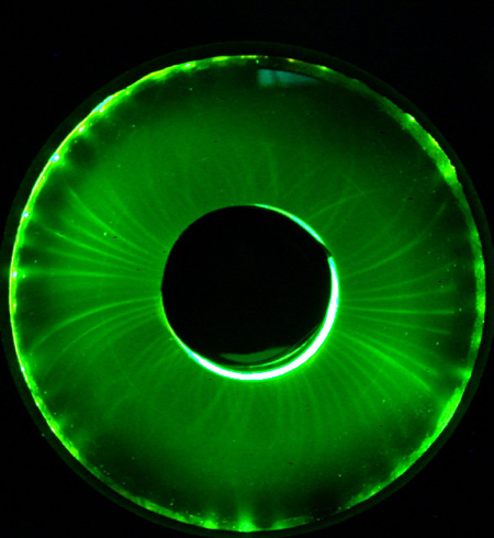 Figure 3: Image taken with green light and vertical dipole alignment.