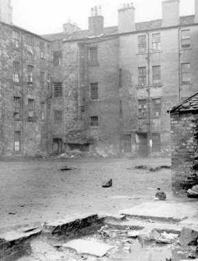 image_3_slum_housing_at_crown_street_the_gorbals_december_1946.jpg