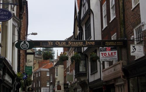 Figure 4: The sign of the Ye Olde Starre Inne, York, from 1792. Photograph by the author.