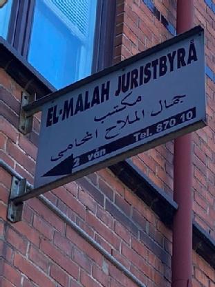 Tvåspråkig skylt på arabiska och svenska där svenska är kodpreferens.