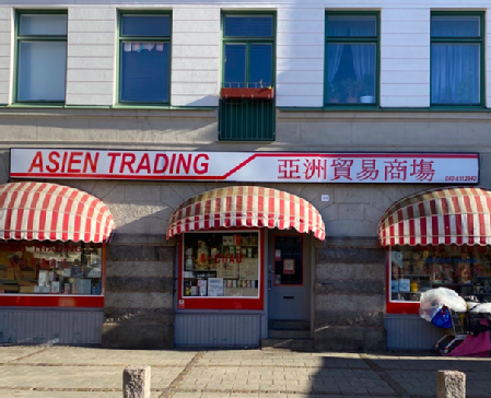 Trespråkig bottom-up/inofficiell butiksskylt på svenska, engelska och kinesiska