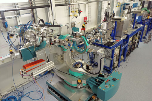 Experimental station at XMaS/BM28 at the ESRF