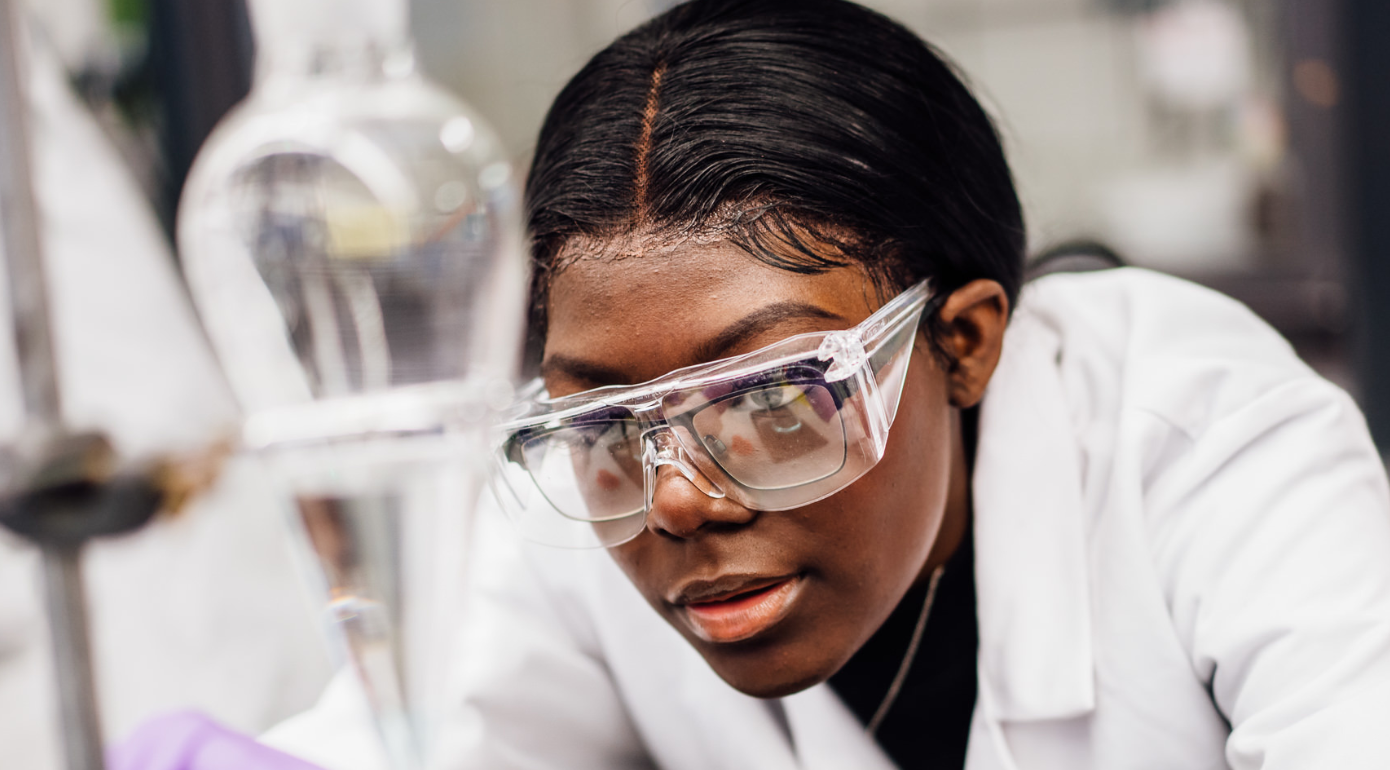 A student condusting an experiment in the lab. 