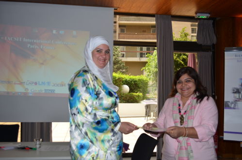 Dana Al Qudah receives award from conference organisers