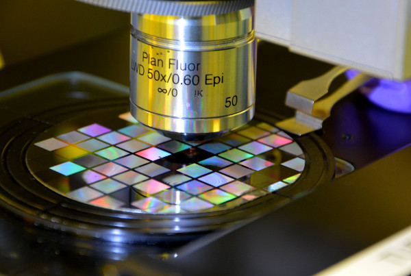 Nanoantenna structures on a semiconductor wafer