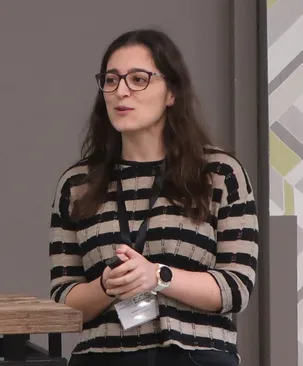 A picture of Susana Gomes presenting at a conference