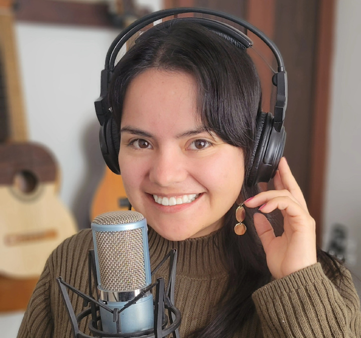 Laura Guzmán Rincón giving podcast