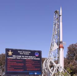 Long Tom rocket on display at Woomera rocket range (credit: wikimedia commons/binky68)