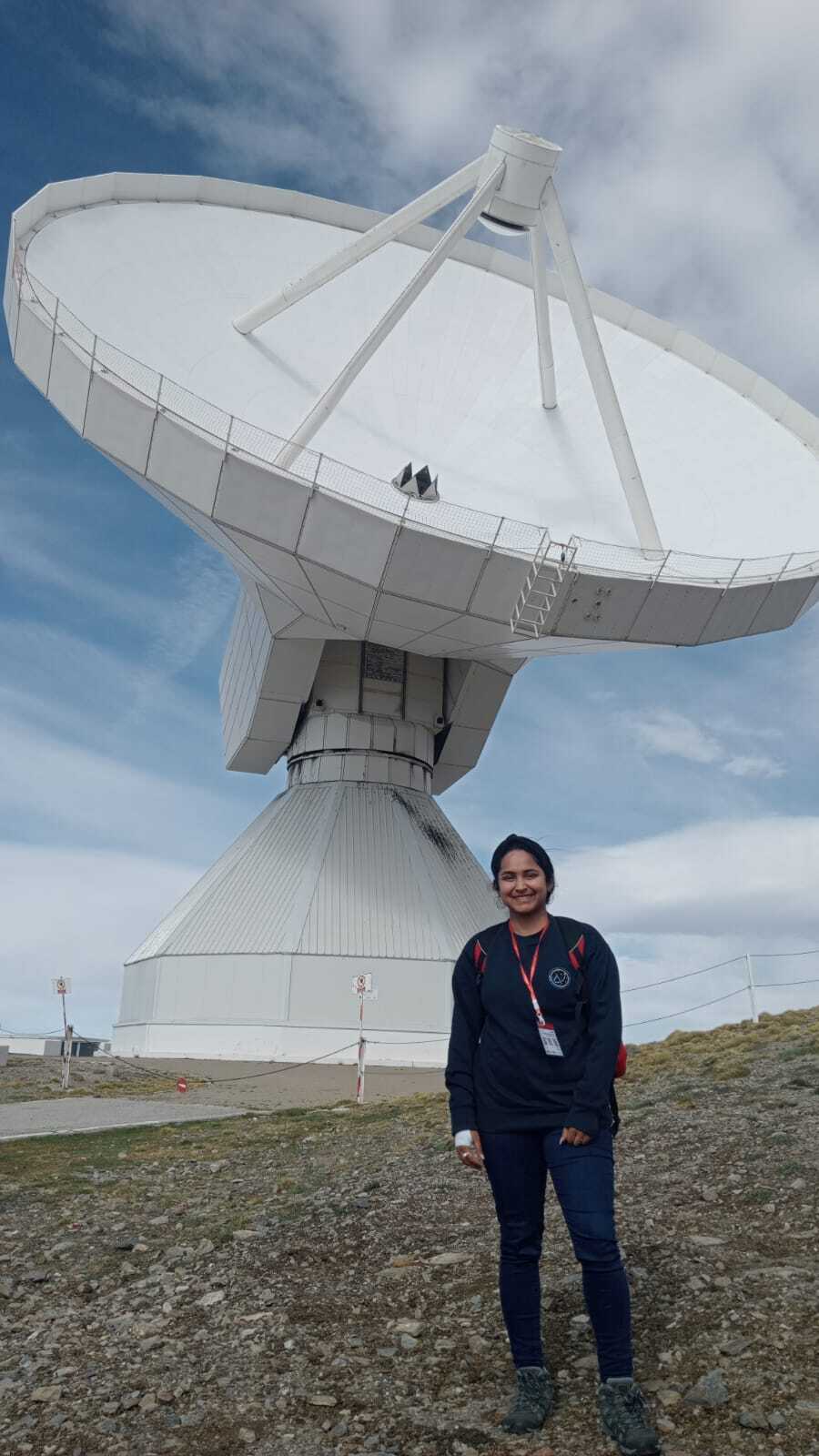 Anwesha in front of a radio telescope.