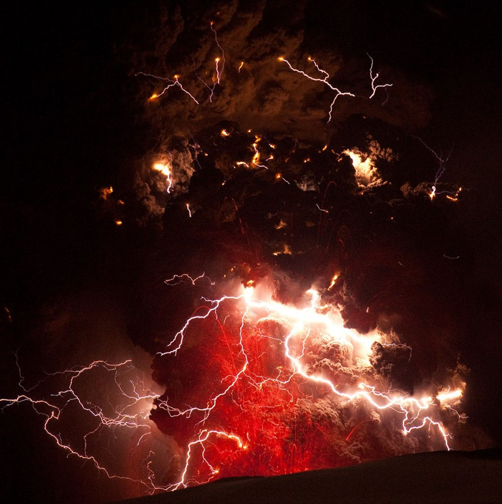 eyjafjallajkull_volcano_with_lightning.jpg