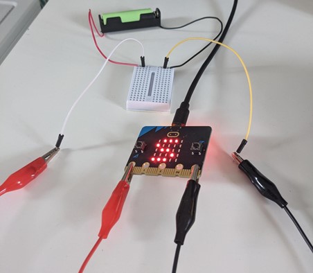 Microbit with computer + breadboard