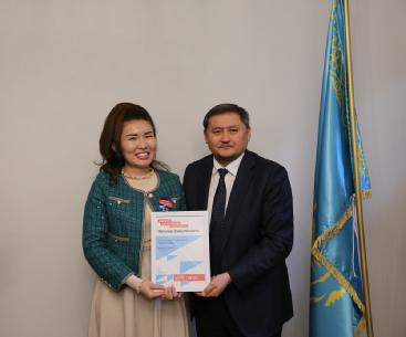 Picture shows Yerkenaz Zholymbayeva receiving her award from Minister of Science and Higher Education of the Republic of Kazakhstan, His Excellency Sayasat Nurbek.