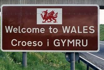 sign saying welcome to wales/croeso i gymru