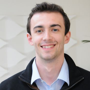a headshot photo of Robert