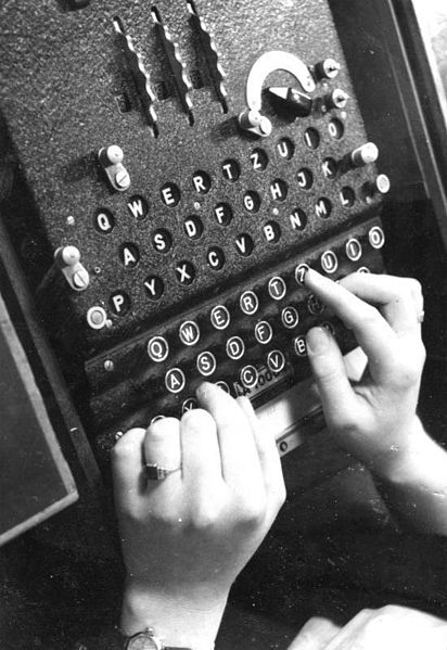412px-bundesarchiv_bild_183-2007-0705-502_chiffriermaschine_enigma.jpg