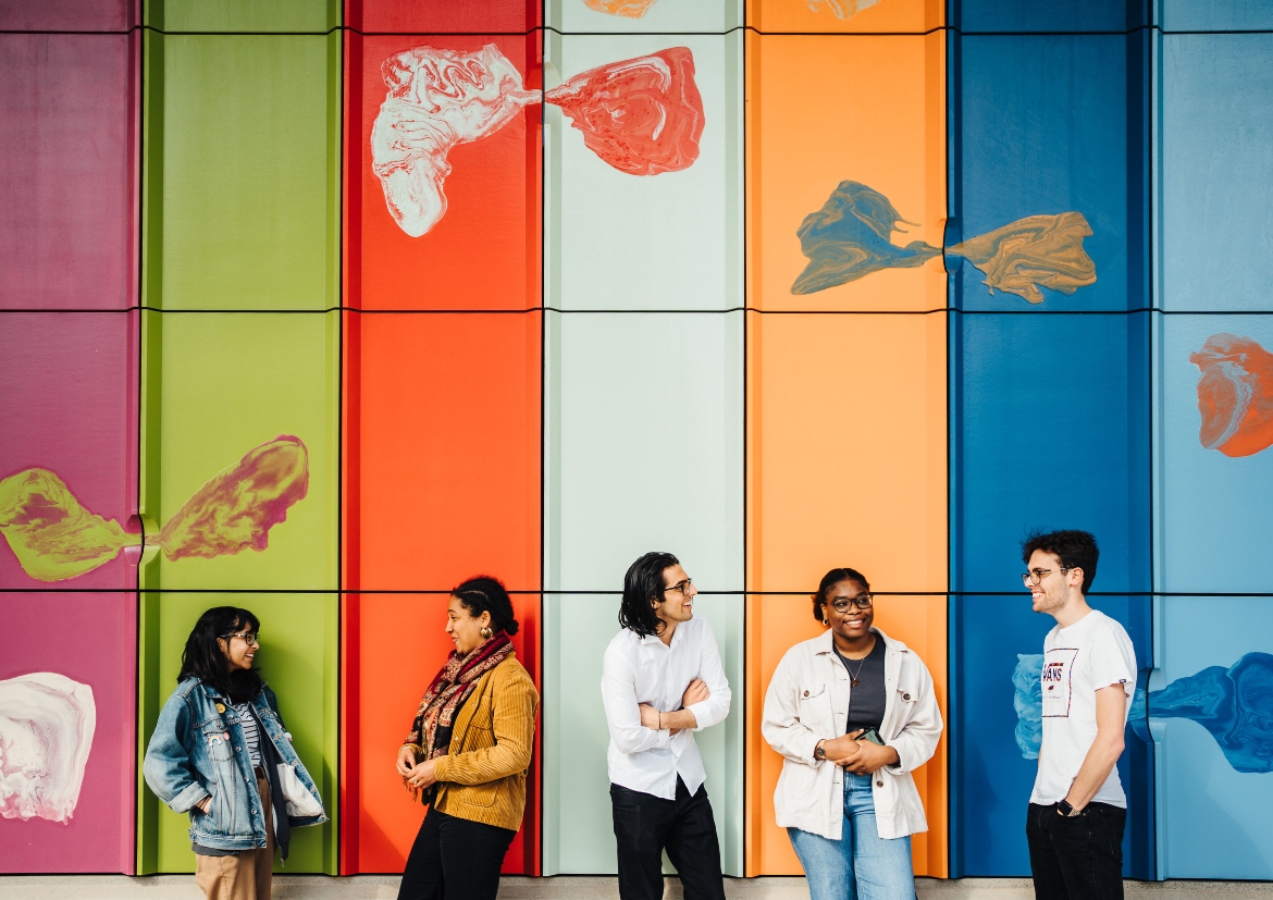 Students in front of the Faculty of Arts Building