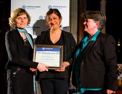 Dr Wadia recieves the award