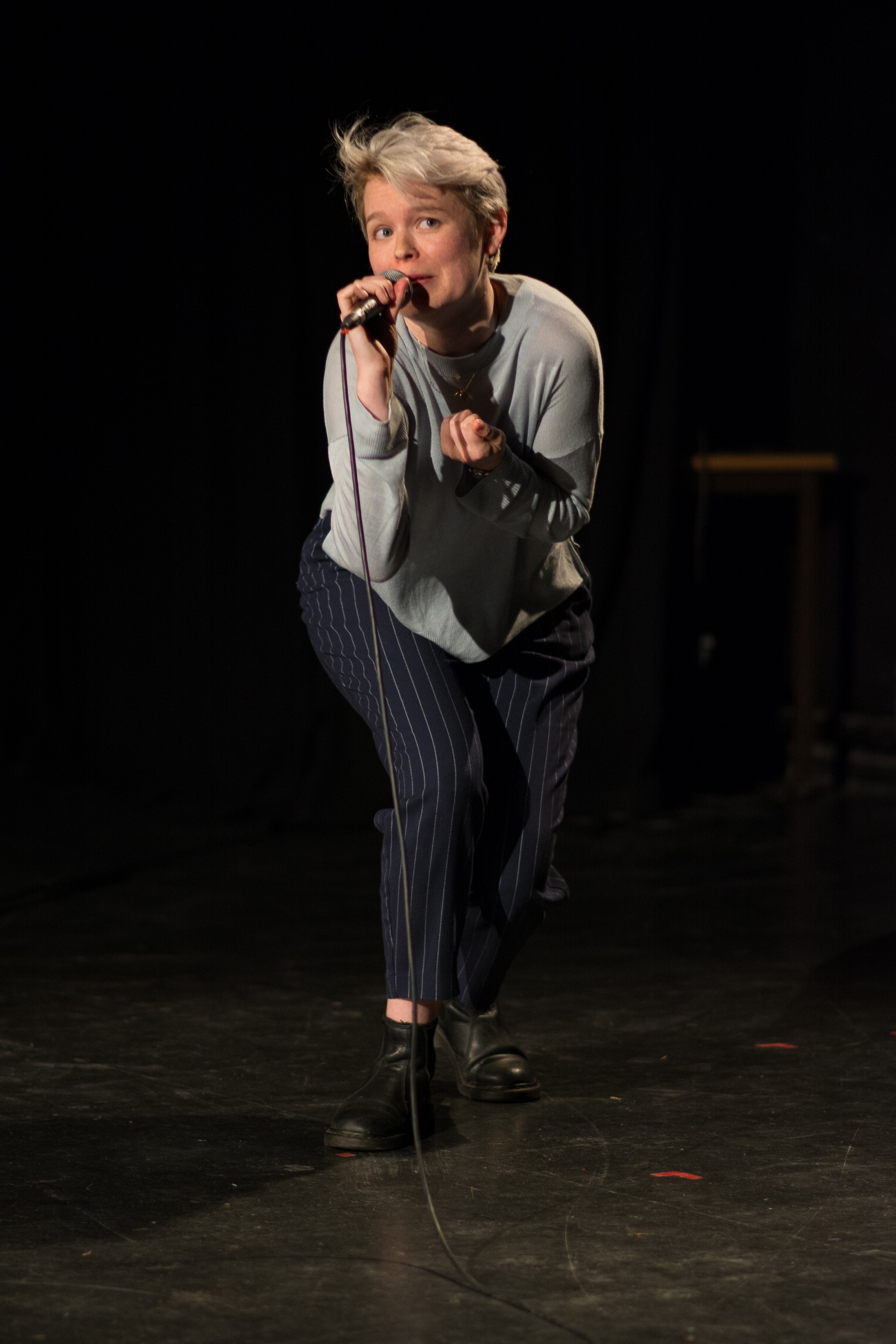 A female stand up comic performing