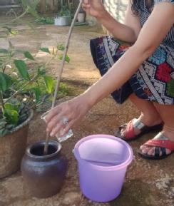 A demonstration of using Lao Hai (a liquor jar) in Peng Reed ritual.