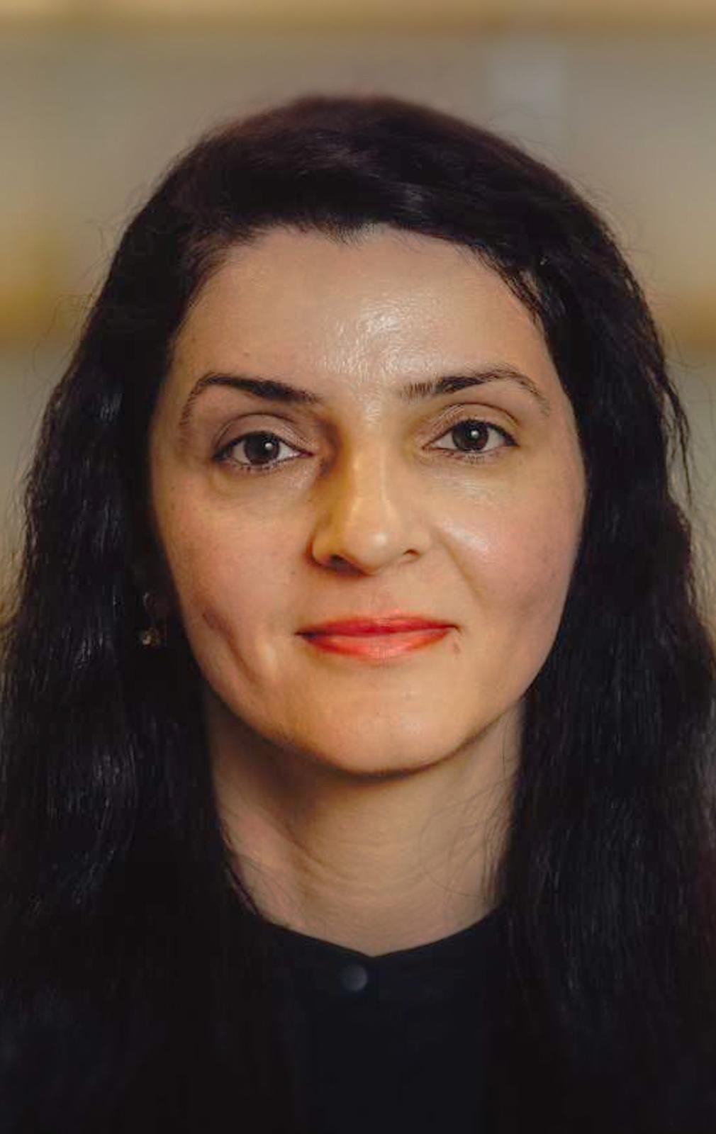 Portrait of Dr Holly Heshmati