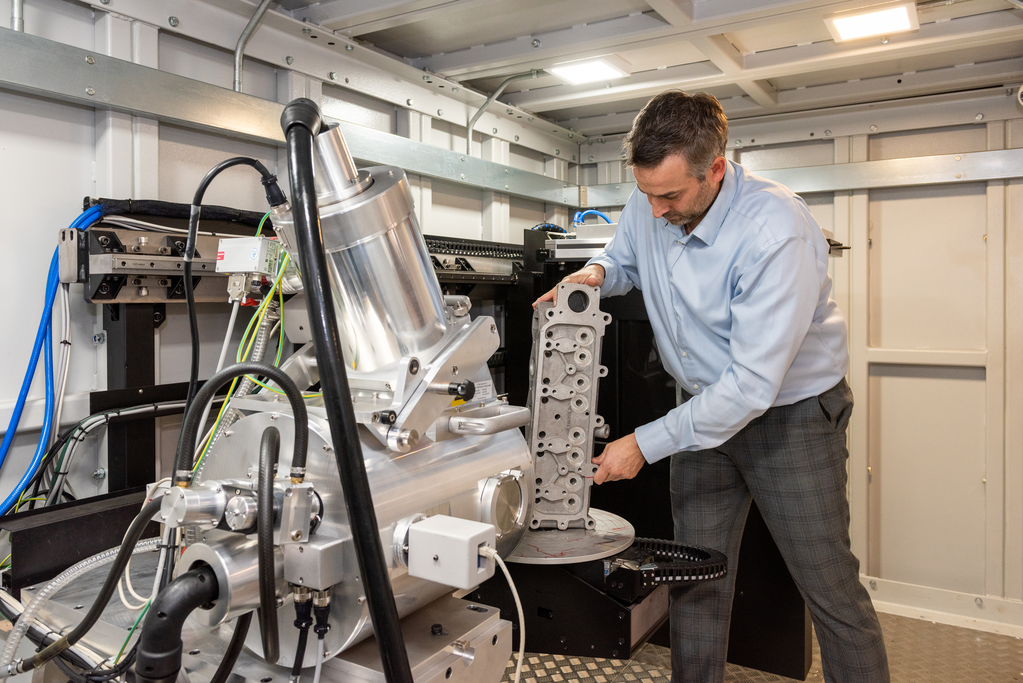 Loading a CT scanner with cylinder head