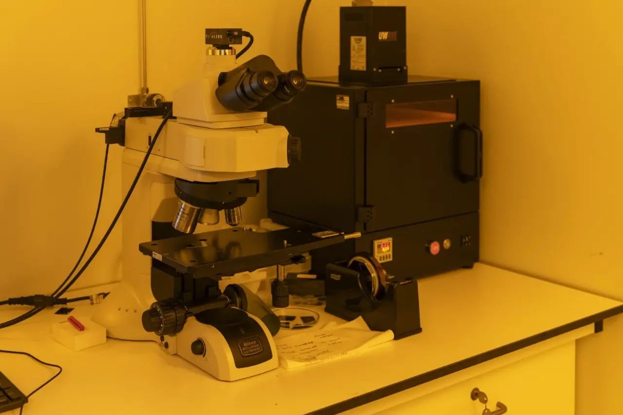 UV exposure chamber and microscope