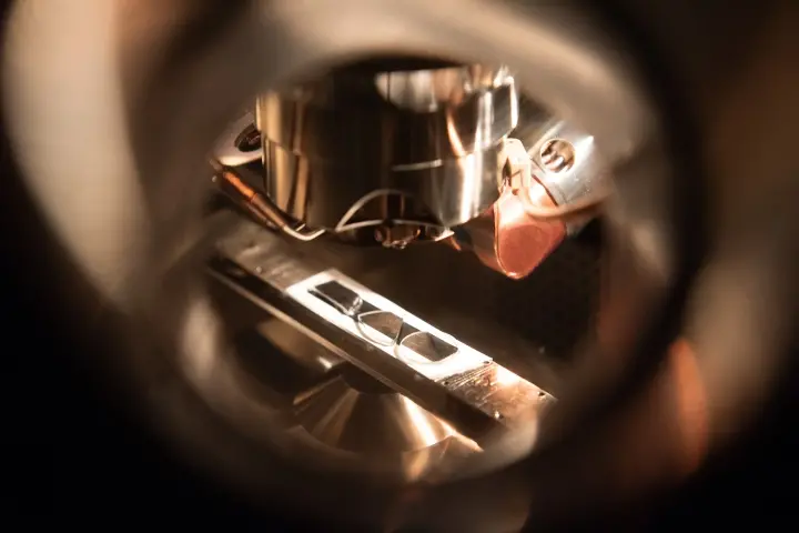 Surface analysis instrument