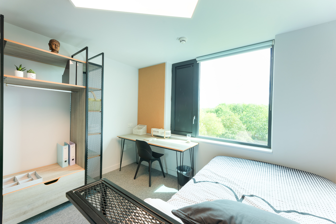 Cryfield 6 Bed Townhouse Bedroom