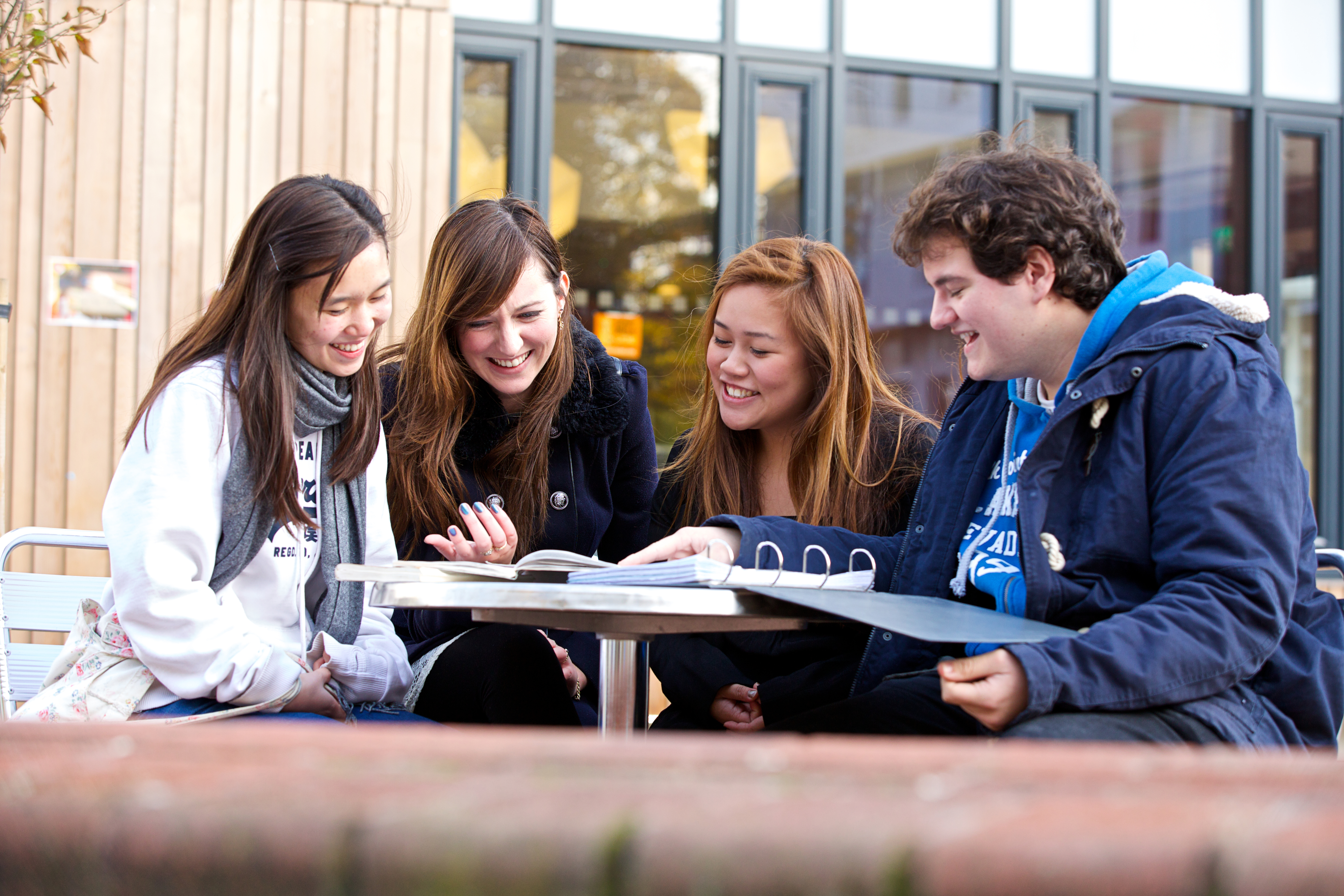 She studies at university. Уорвик университет студенты. Традиции студентов университета Уорик. University of Warwick подробно. MBA Warwick biznes məktəbi.