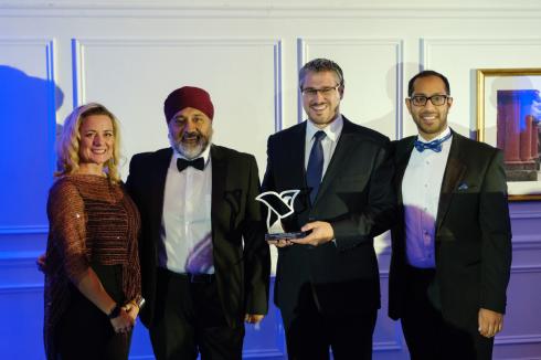 Chief Engineer Guntwant Dhadyalla (2nd left) and Dr Jakobus Groenewald (3rd left) from WMG, University of Warwick collect their award