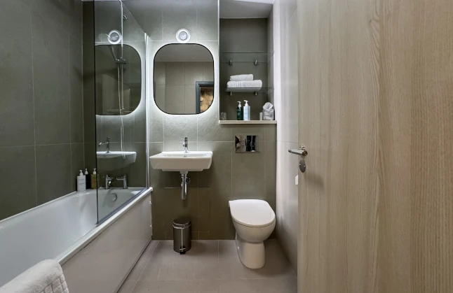 Suite en-suite bathroom at Scarman