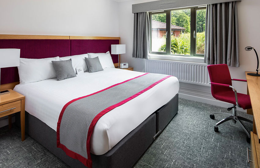 Executive and double/twin en-suite bedrooms located in Coventry.
