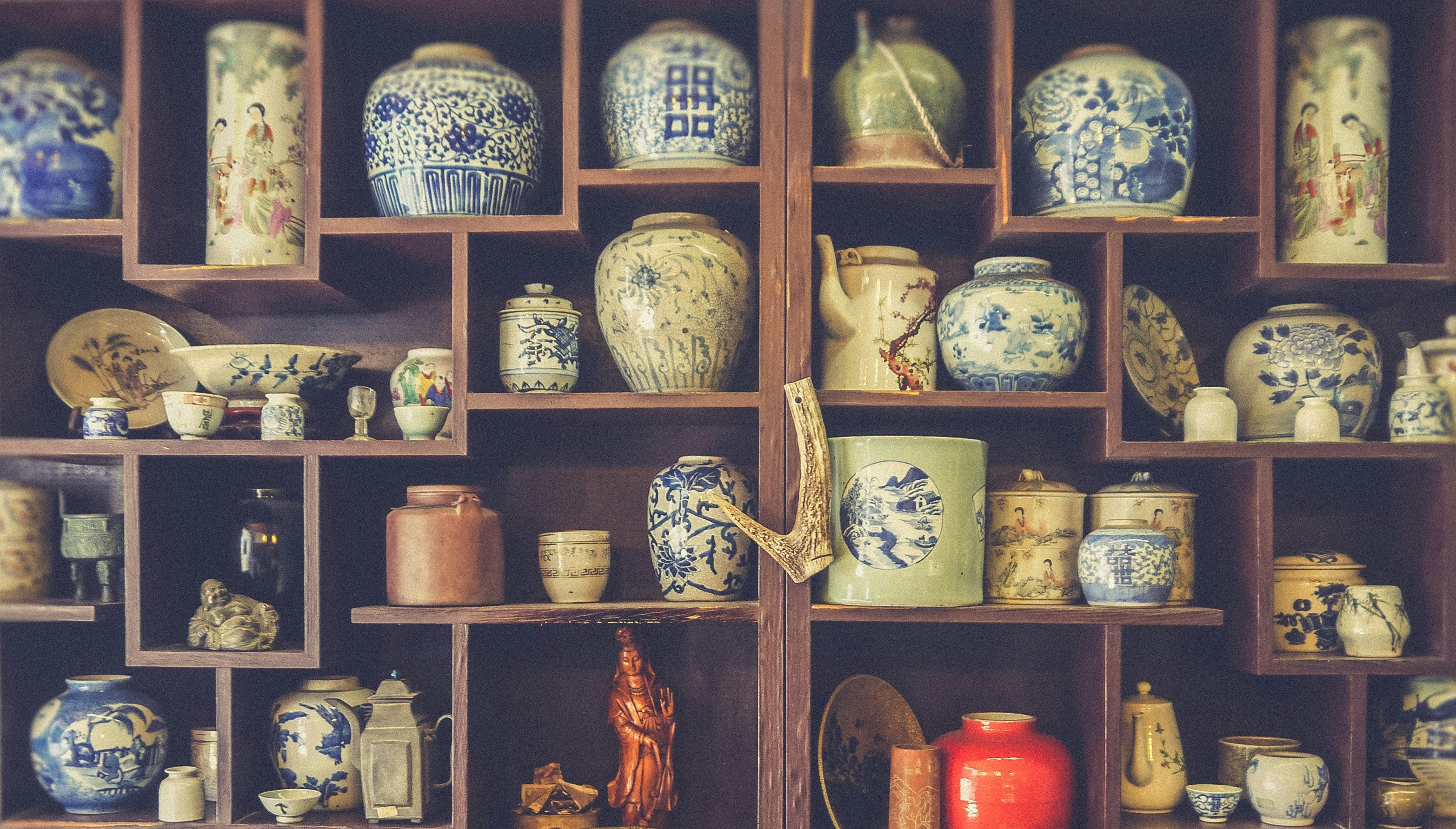 Image of different clay ornaments and vases. 