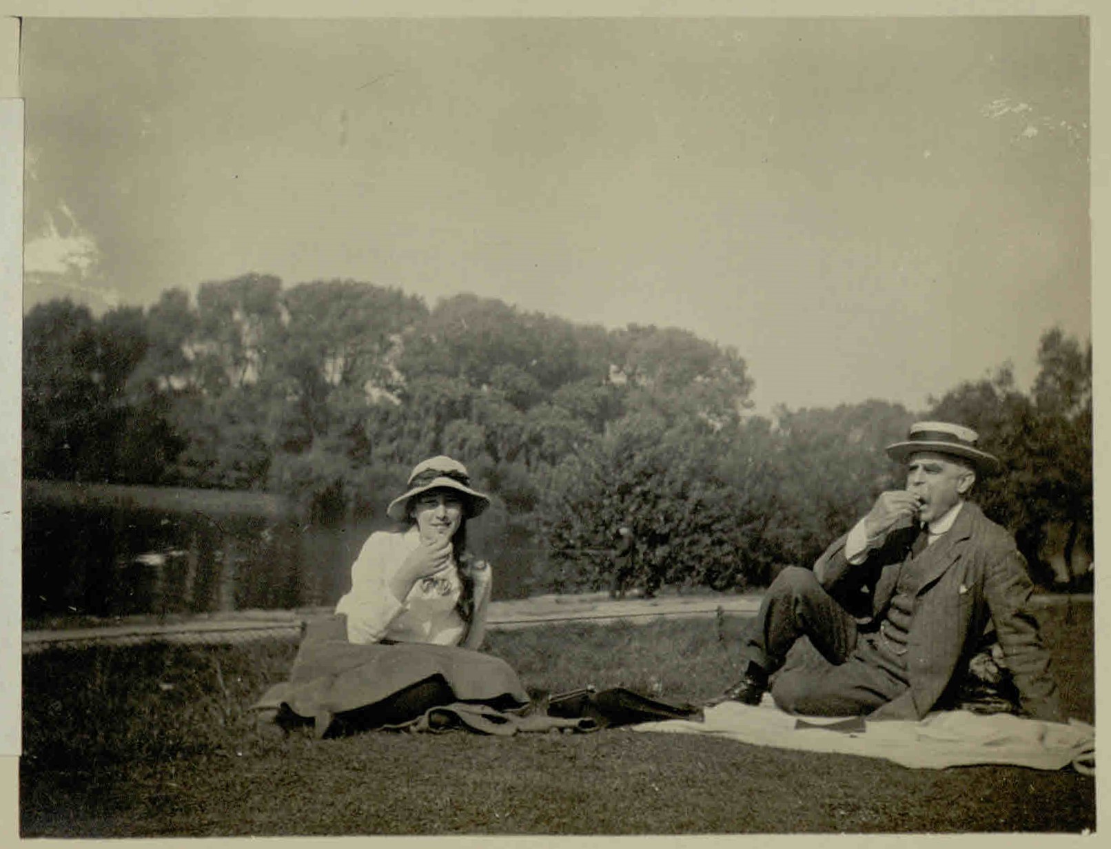 Photograph of Sir Francis Younghusband and Nina eating lunch at Kew, 1917