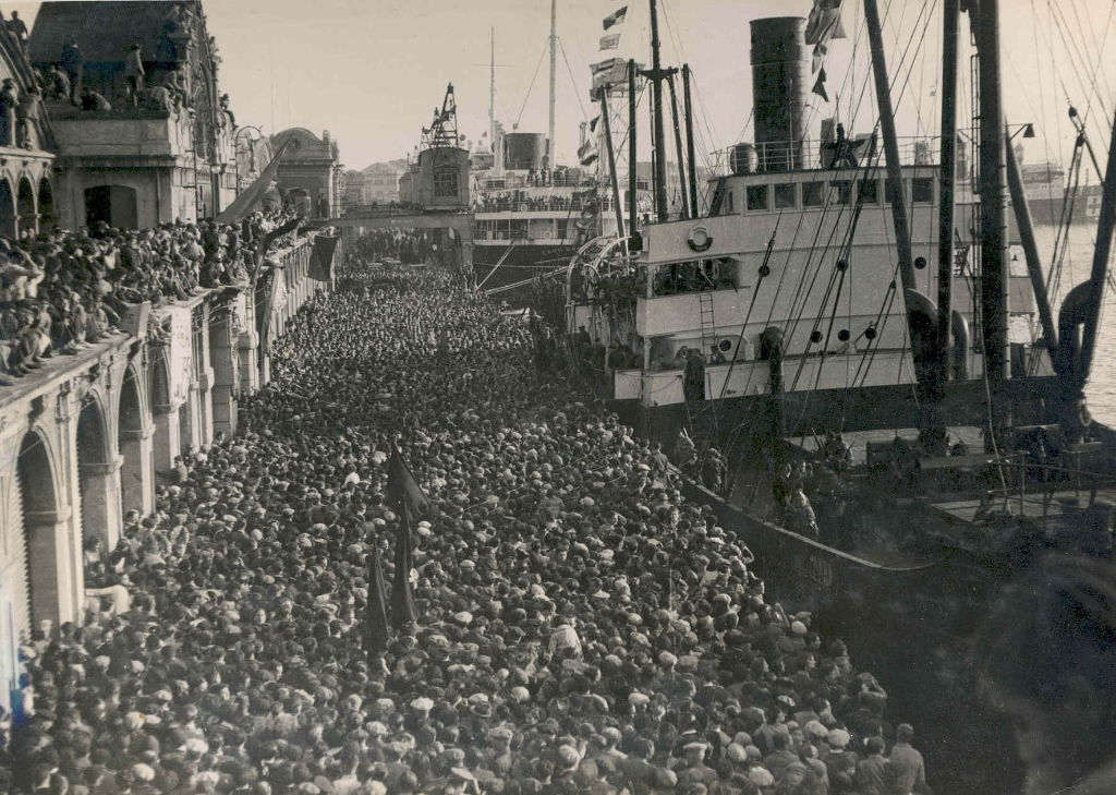 Press photograph of the arrival of a Russian food ship in Barcelona, October 1936