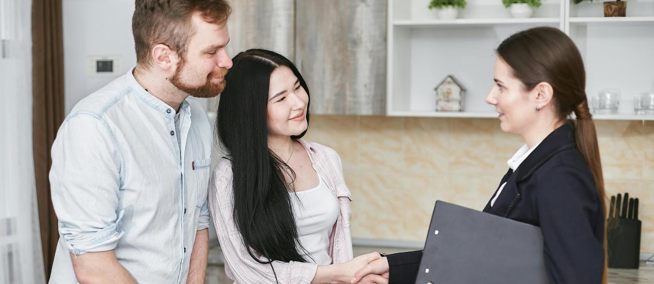 2 people shaking hands with a letting agent