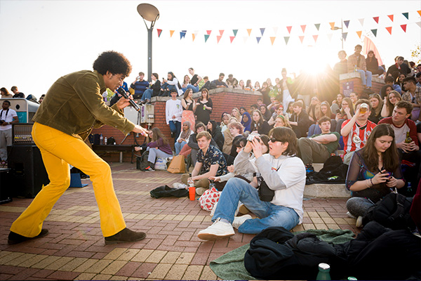 Cosmos Zero, musician, sings in a crowded Piazza.