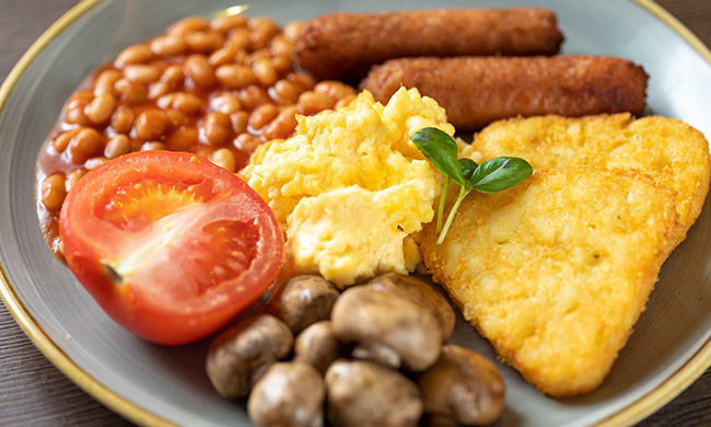 Tomato, beans, hashbrown, scrambled eggs, sausages and mushrooms