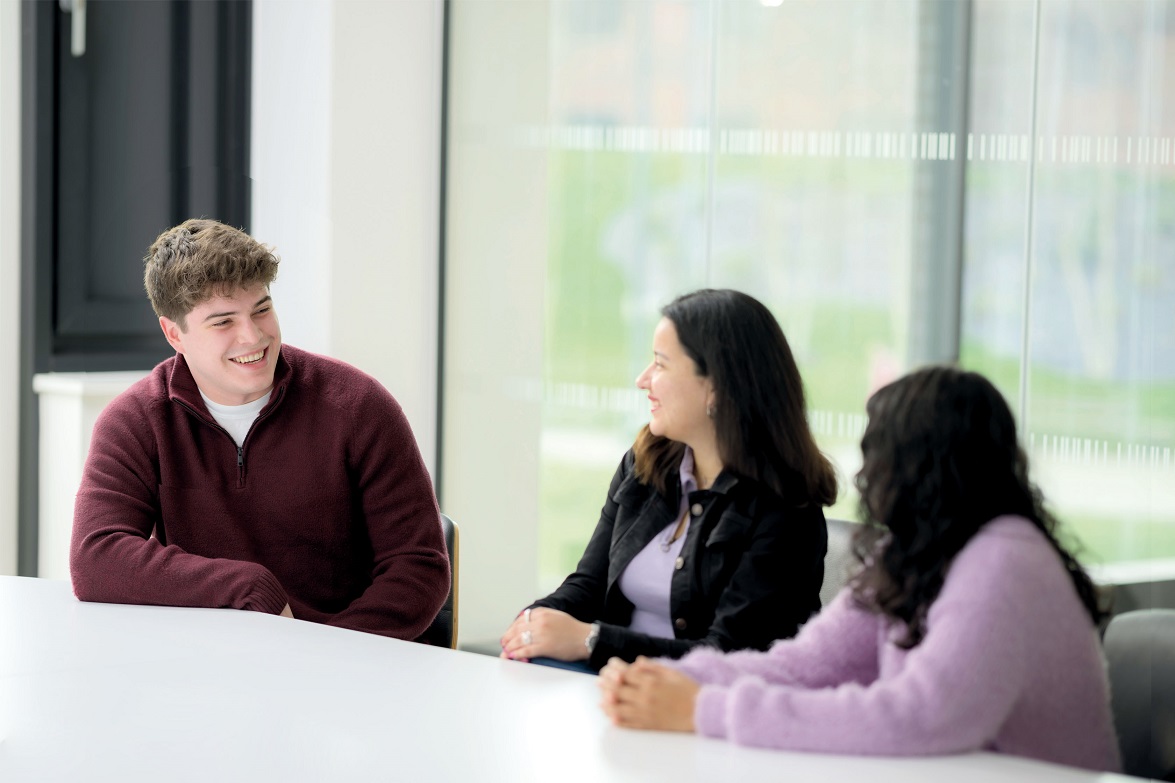 students having a discussion - University of Warwick WBS