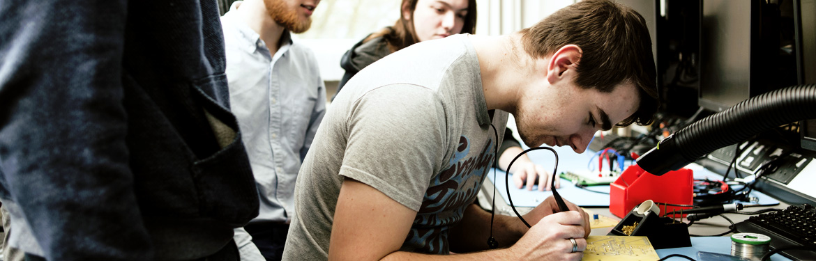 Students studying electrical and electronic engineering meng