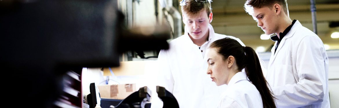 Manufacturing and Mechanical Engineering students in the lab at the University of Warwick