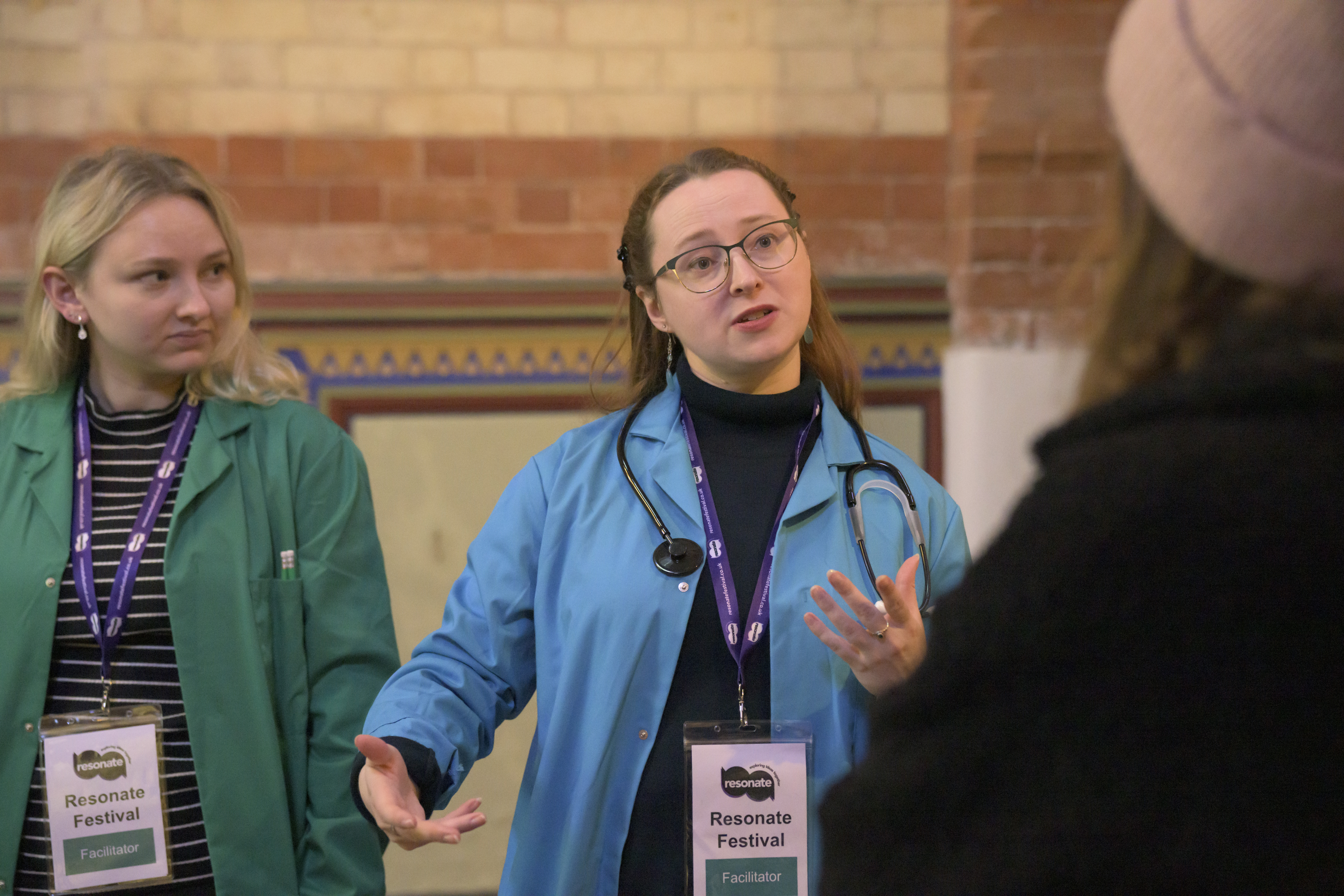 Resonate facilitator talking to a member of the public